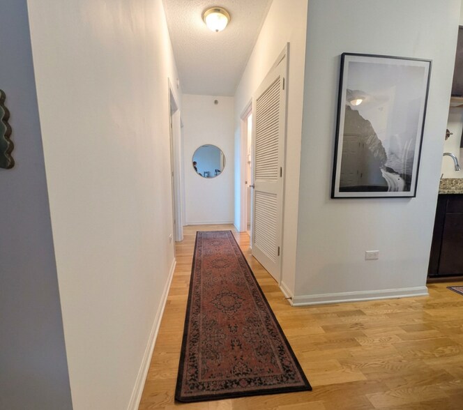 Building Photo - 1133 W Granville Ave