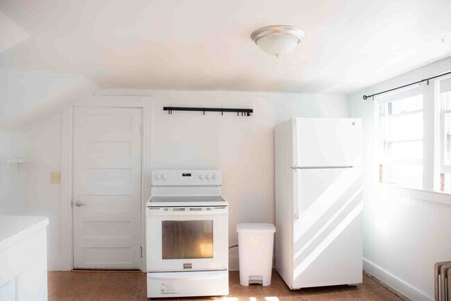 Primary Photo - 39 Sugarloaf St