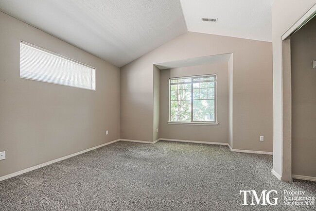 Building Photo - Gorgeous Two Bedroom Townhome in Hillsboro!