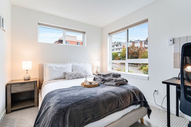 Building Photo - 724 3rd Ave N