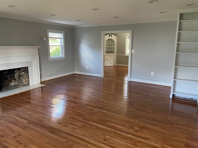 Building Photo - Cheerful 3 Bedroom 2 Bathroom With Office And Spacious Fenced Yard In Beautiful Pimmit Hills