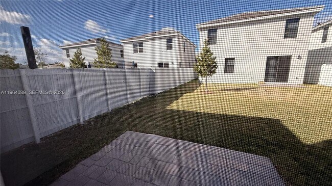 Building Photo - 1535 SE 7th Ct