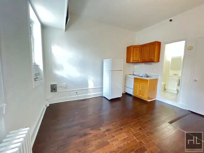 Primary Photo - SECOND AVENUE