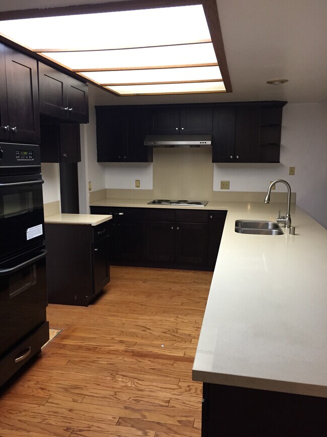 Building Photo - 1838 Coolcrest Way