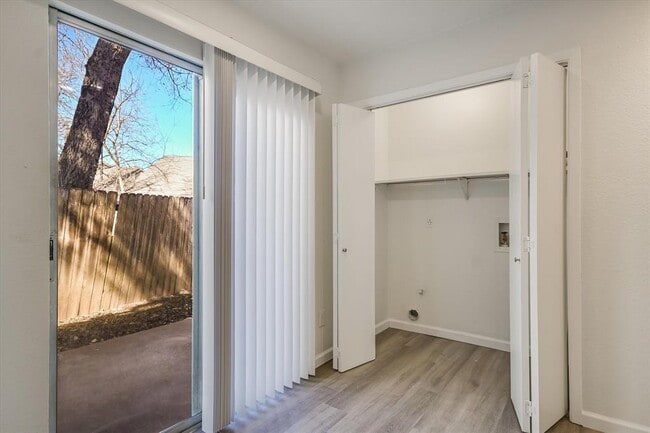 Building Photo - 1402 Waterloo Tr