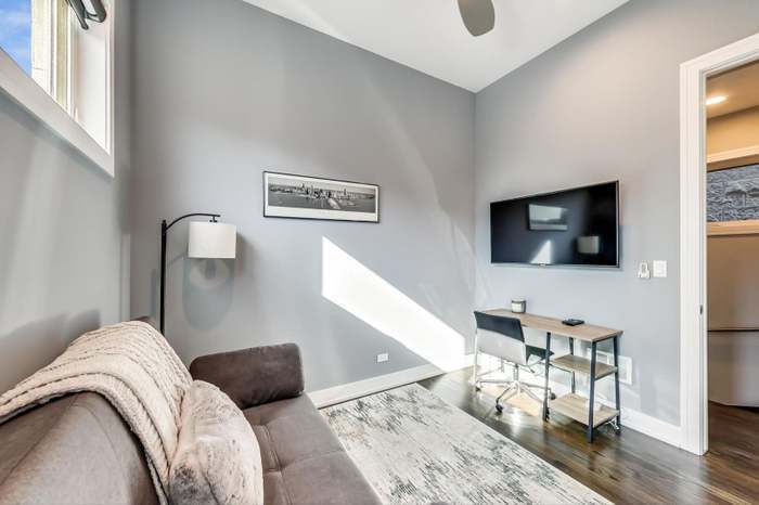 Building Photo - 1021 N Hermitage Ave