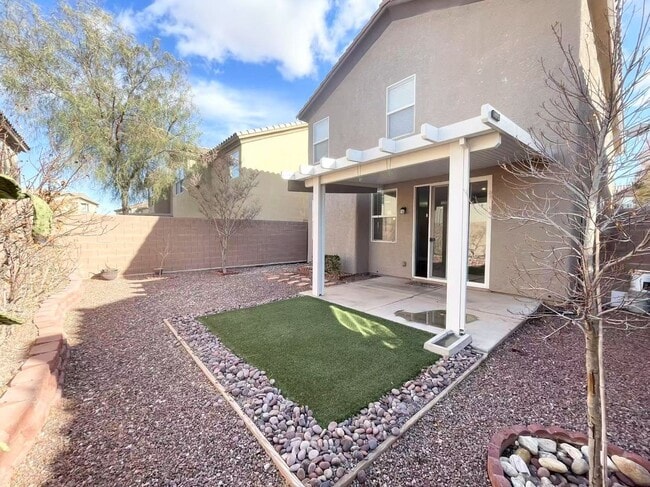 Building Photo - Nice two-story home with 4 bedrooms