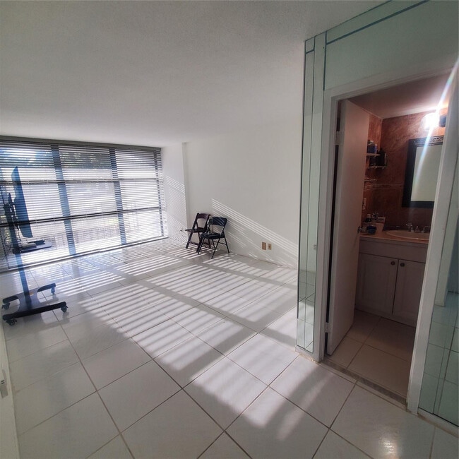 Building Photo - 800 Parkview Dr