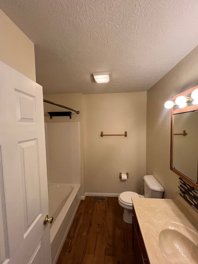 Building Photo - Spacious 3 bedroom/3 bath home