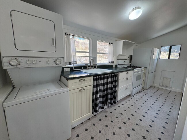 Building Photo - 1BR/1BA 740 sq.ft. SHORT TERM RENTAL in Old Bisbee, AZ
