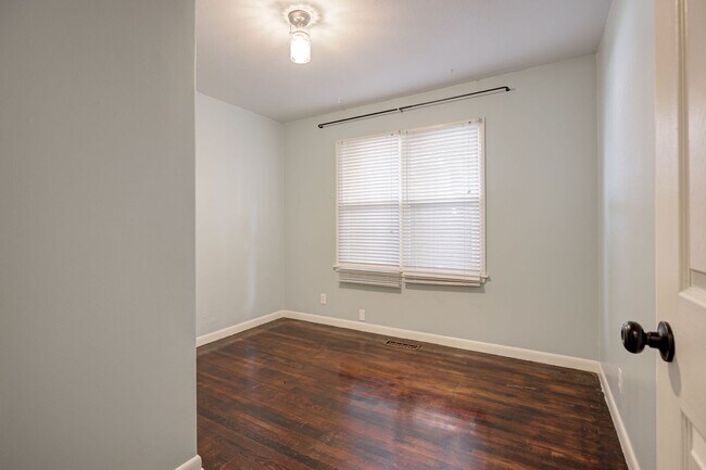 Building Photo - * * * $750 MOVE-IN SPECIAL!!! * * * Charmi...