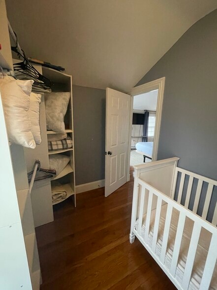 Building Photo - 14 Oak St