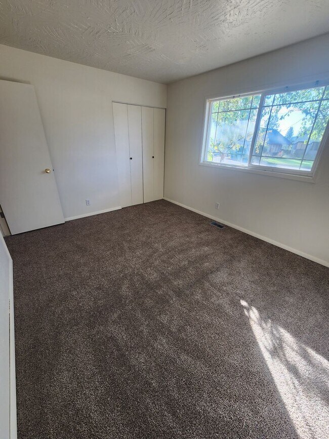 Building Photo - SINGLE FAMILY HOME ON HILLCREST (APP#72)