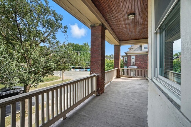 Building Photo - 6 Bed/3 Bath Remodeled Hyde Park Home w/Ce...