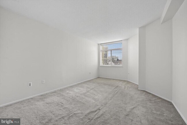 Building Photo - 7111 Woodmont Ave