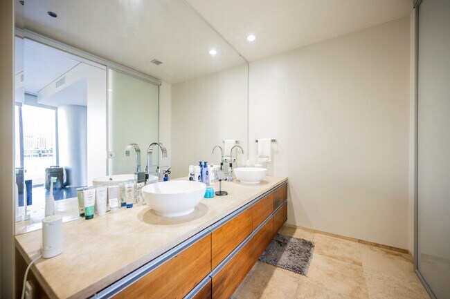 Building Photo - Wake Up to the Las Vegas Skyline – Premium 2-Bedroom Unit with Wall-to-Wall Windows