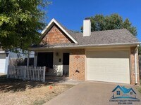 Building Photo - For Rent - 2 Bed/ 1.5 Bath