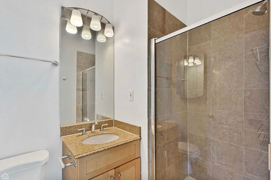 Building Photo - 855 W Erie St