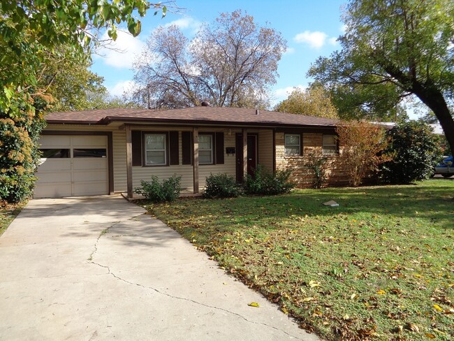 Primary Photo - Super Spacious Home