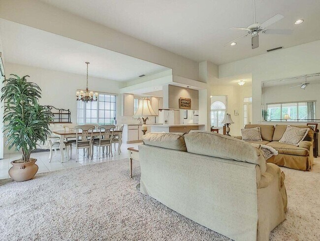 Building Photo - 8533 SE Palm Hammock Ln