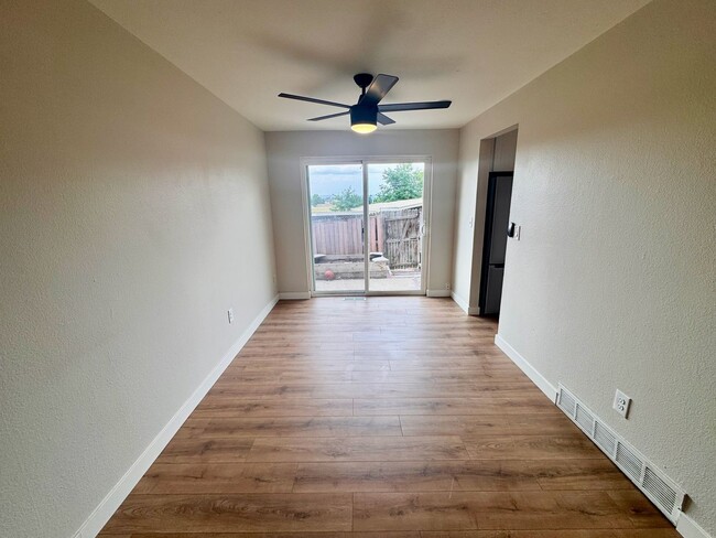 Building Photo - Beautifully Renovated Townhome in Coumbine...