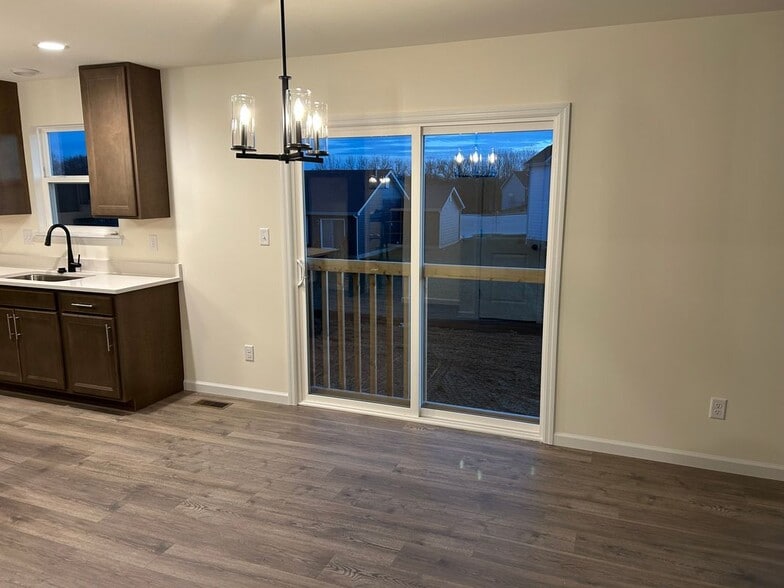 Building Photo - 402 Yellow Rose Ct