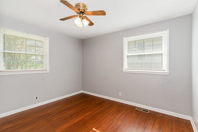 Building Photo - Classic Mid-Century Ranch Charlotte Park Available!