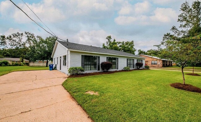 Building Photo - 513 W Rose Ave