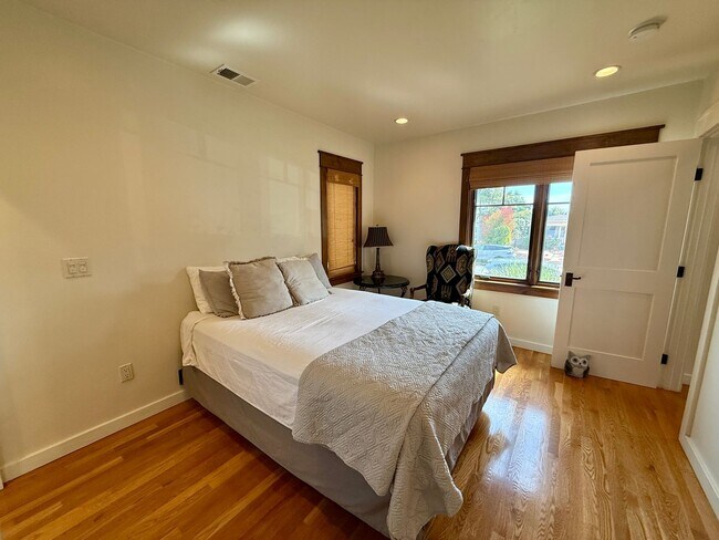 Building Photo - FLEXIBLE FULLY FURNISHED Point Loma Home! AC! All Utilities Included!