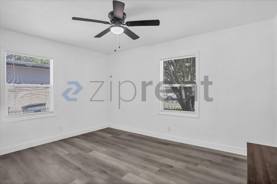 Building Photo - Unit