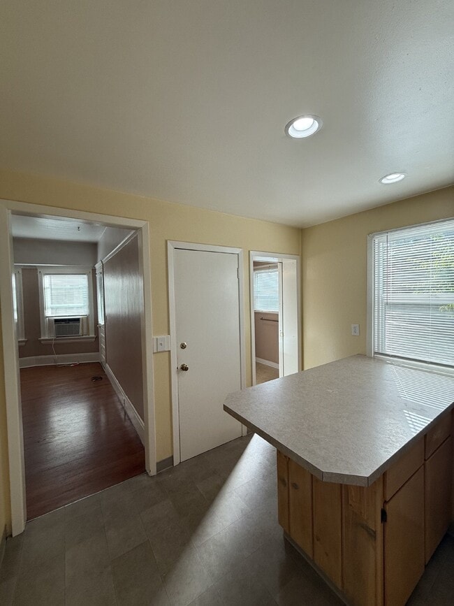 Building Photo - Discover Urban Living at Its Best: Spacious 2-Bedroom Retreat in the Heart of Portland!