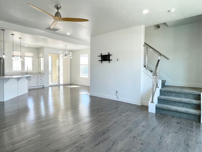 Building Photo - Gorgeous Townhome in South Jordan!