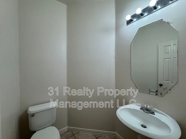 Building Photo - 900 Englewood Ln