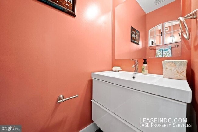 Building Photo - 1272 Oates St NE