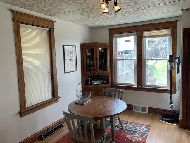 Building Photo - Duluth, MN - 3-bedroom - 2 bathroom - Sing...