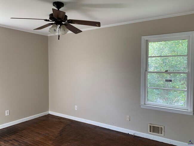 Building Photo - 3240 Commodore Dr