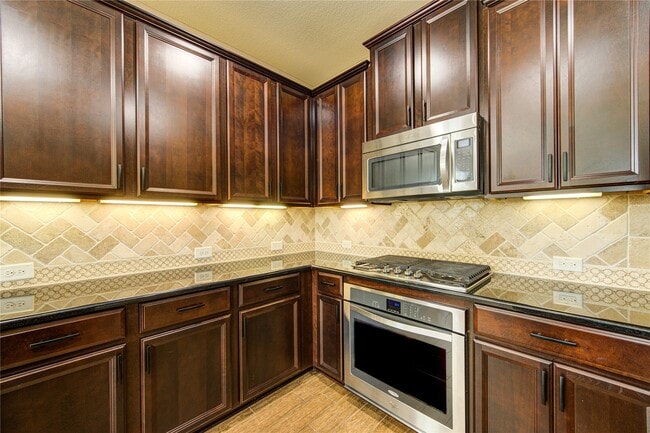 Building Photo - 18318 Russett Green Dr