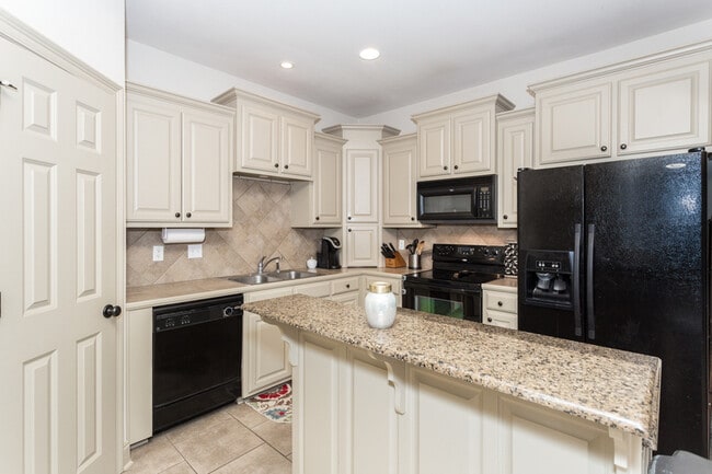 Building Photo - 735 Fall Creek Dr