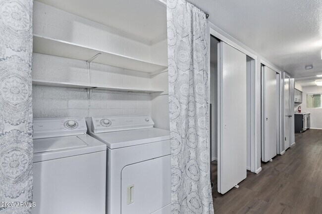 Building Photo - 5871 N 47th Dr