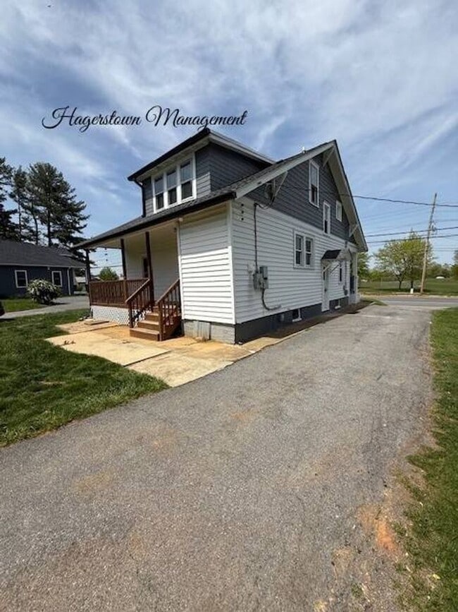 Building Photo - BEAUTIFUL HOME ON W OAK RIDGE