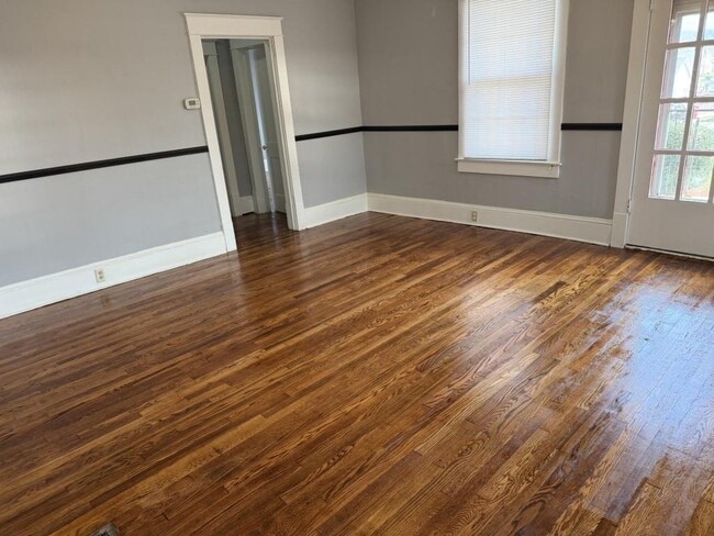 Building Photo - 1601 E Unaka Ave