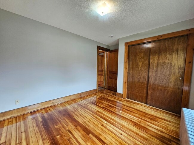 Building Photo - 581 Center St