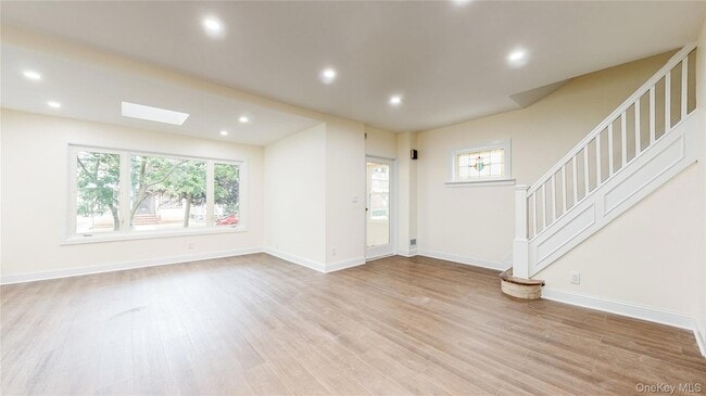 Building Photo - 71-32 Loubet St