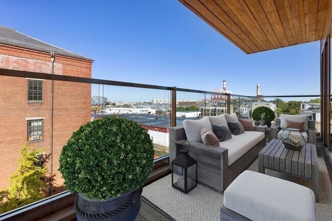 Building Photo - 537 E 2nd St