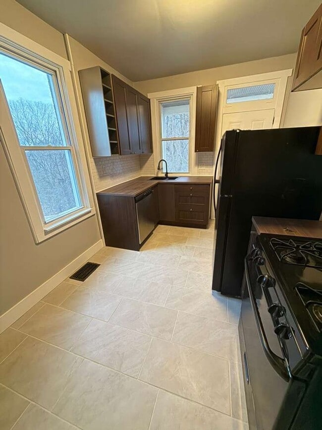 Building Photo - 3 Bedrooms 1 bath home for RENT!