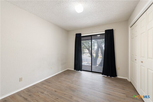 Building Photo - 1202 Thorpe Ln