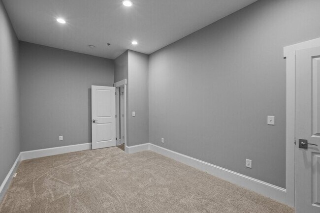 Building Photo - 157 N Howard St