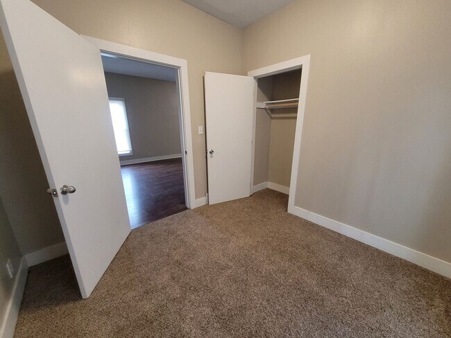 Building Photo - 2 Bedroom, 1 Bathroom home with front porch and fenced yard!