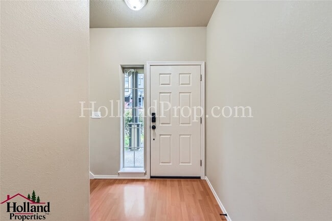 Building Photo - Spacious Townhome with A/C, Gas Fireplace & Water/Sewer Included!