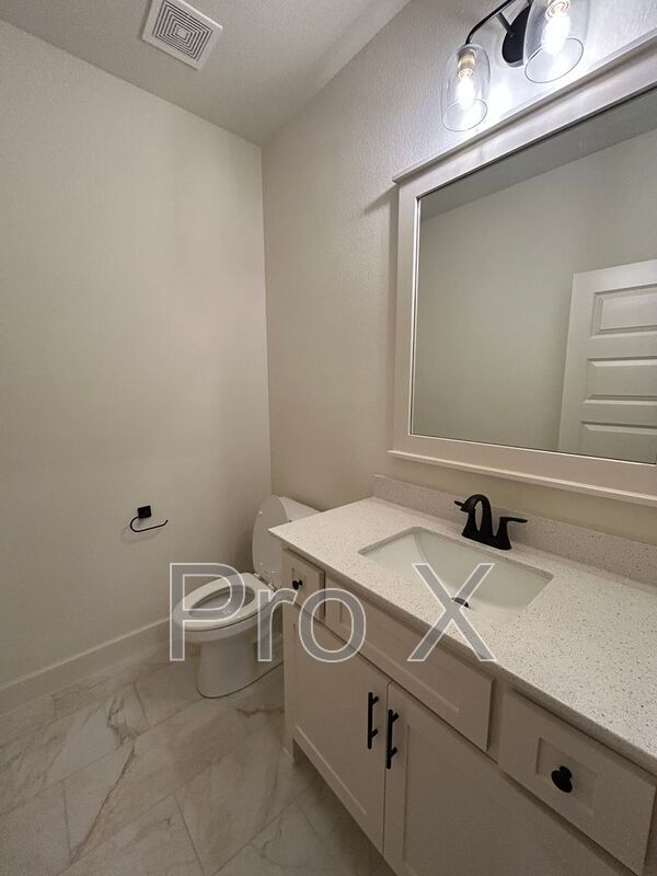 Building Photo - 2004 Charles St